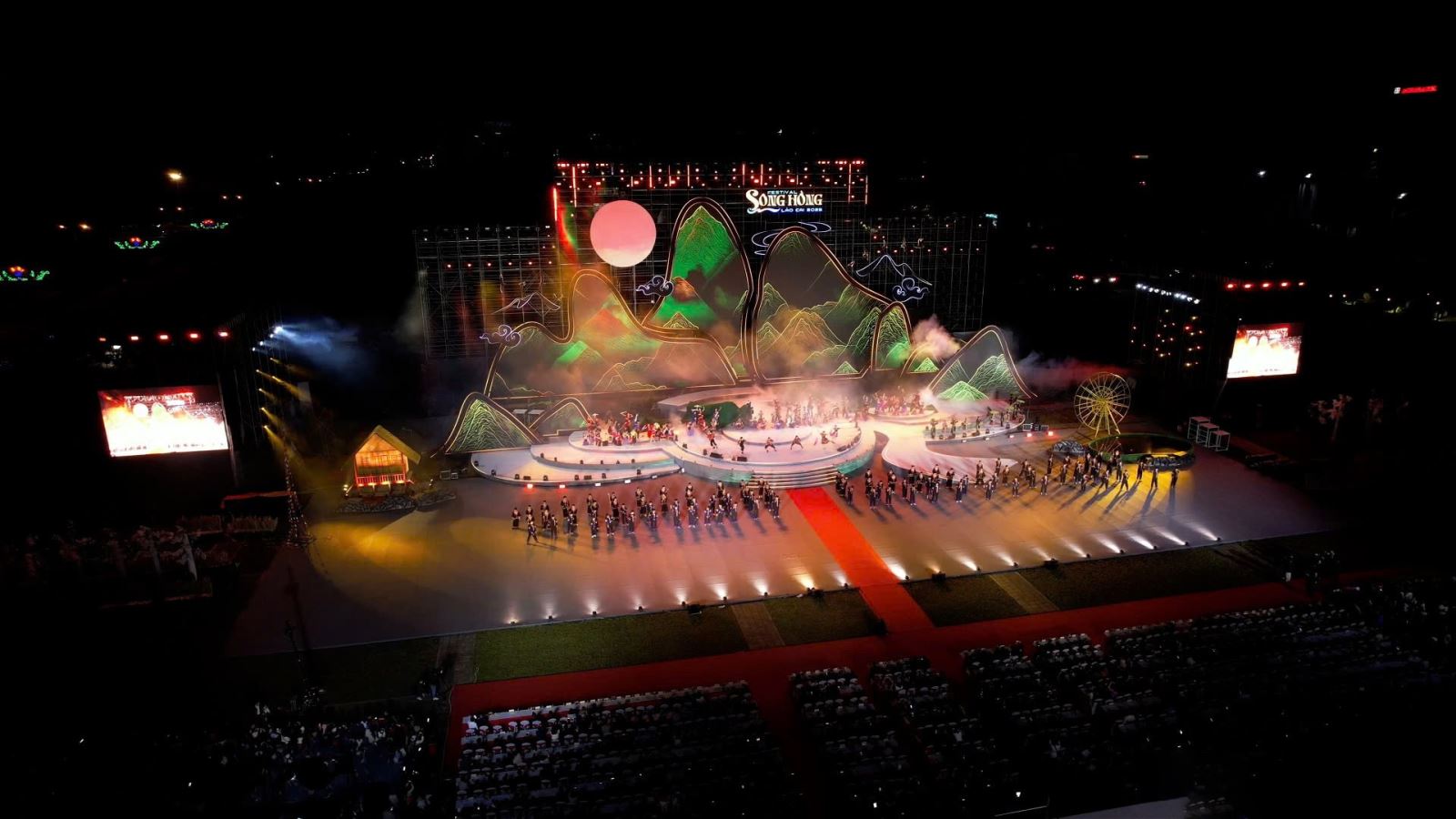 Thi công sân khấu sự kiện Tuần lễ Festival Sông Hồng năm 2025